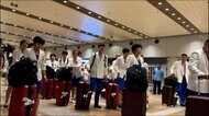 北朝鮮選手団が北京空港に到着　お揃いの白いジャケットに胸に北…