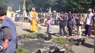 伝統の荒行「火渡り」で家内安全や無病息災祈る　遣唐使船ゆかりの寺で賑やかに