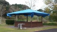 人気漫画の聖地「油田の里公園」　施設の屋根　銅板はがされる
