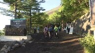 富士山の山梨県側で山開き　登山者数制限・通行料1人4000円など規制強化　未明から多くの登山客訪れ富士山レンジャーが服装など指導も