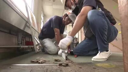 秋休み期間を利用し宮崎市の小学校で県サッシ協会が窓サッシのメンテナンス作業