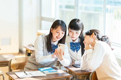 【調査結果】グループに入っている小中学生の割合は約8割。グループチャットで気になること1位は「既読スルー」