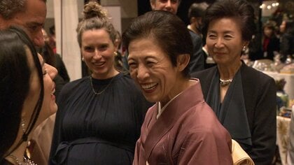 日本と世界の「大事な架け橋」久子さまがいけばなのチャリティーイベントに　各国大使館バザーで民芸品など購入