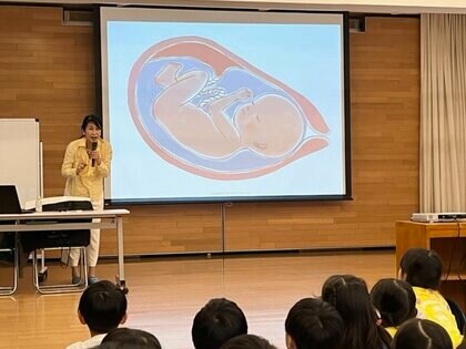 【ココがおかしい日本の性教育①】身体や生殖だけでなく人権を教える「包括的性教育」とは