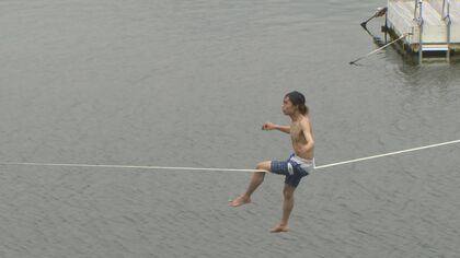 幅5cmのベルトの上で寝たり跳んだり…“開放的”な環境で楽しめる「海上スラックライン」【愛知発】