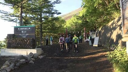 富士山の山梨県側で山開き　登山者数制限・通行料1人4000円など規制強化　未明から多くの登山客訪れ富士山レンジャーが服装など指導も