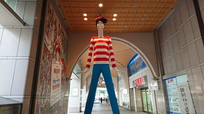 探さなくても名古屋駅前に…「ウォーリー姿のナナちゃん」人気絵本と博物館明治村のコラボで衣装チェンジ