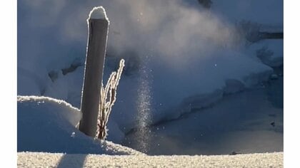 氷点下20.6度の朝に発生「ダイヤモンドダスト」　空気中の水蒸気が氷の結晶に…太陽の光で輝く