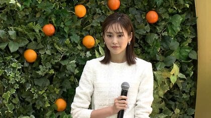 桐谷美玲、美脚チラリ…ざっくりスリットで夏らしさ全開！純白サマー