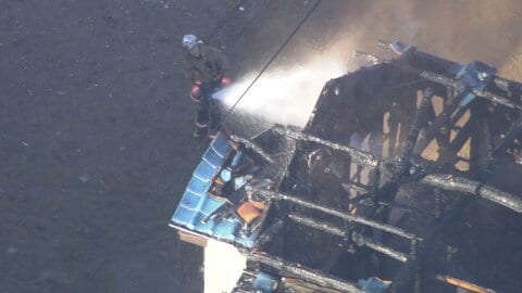 住宅1棟全焼　1人の遺体発見　住人の61歳男性と連絡取れず