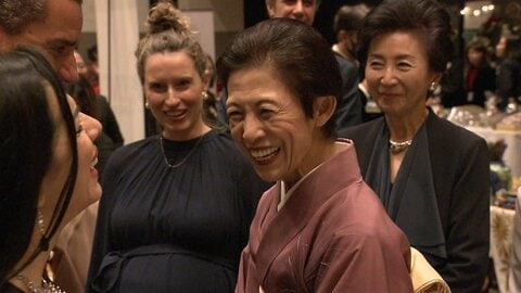 日本と世界の「大事な架け橋」久子さまがいけばなのチャリティーイベントに　各国大使館バザーで民芸品など購入