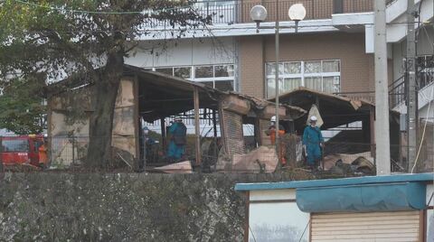 「学校の建物が燃えている」　未明に中学校の倉庫を全焼　運動会用の道具など焼く　校舎に電気が送れず学校は4日から3日間休校に