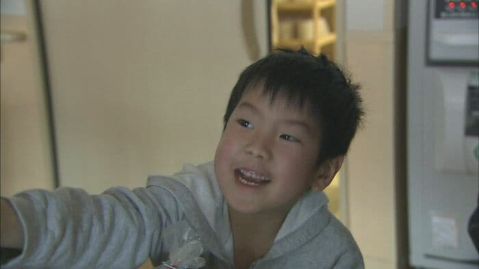 避難所で明るく振る舞う晴翔さん（当時6歳）