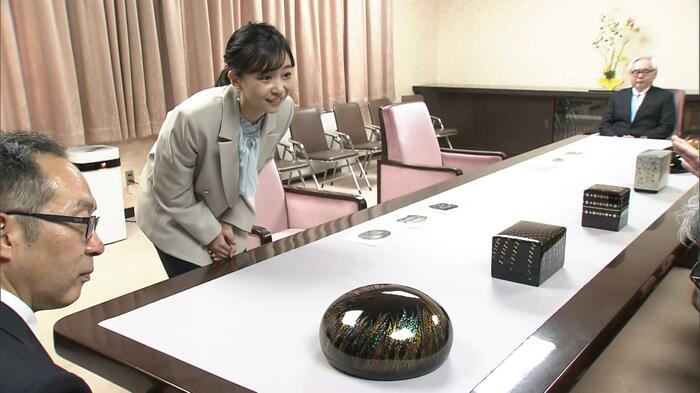輪島塗の作品をご覧になる佳子さま