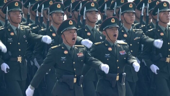 中国の軍事パレード 銃剣の刃がむきだしになっている(9月3日)