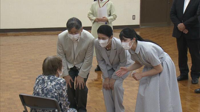 恵の丘長崎原爆ホームの入所者と懇談される天皇ご一家