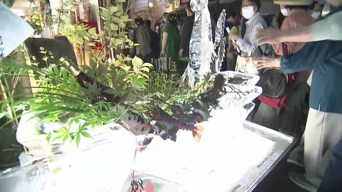 イセエビが乗った御朱印船を模した「氷のオブジェ」