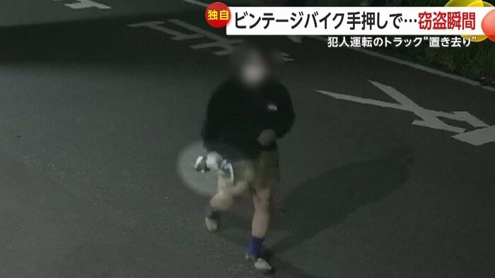 1人は緑色のハーフパンツ姿で手には工具を持っていた