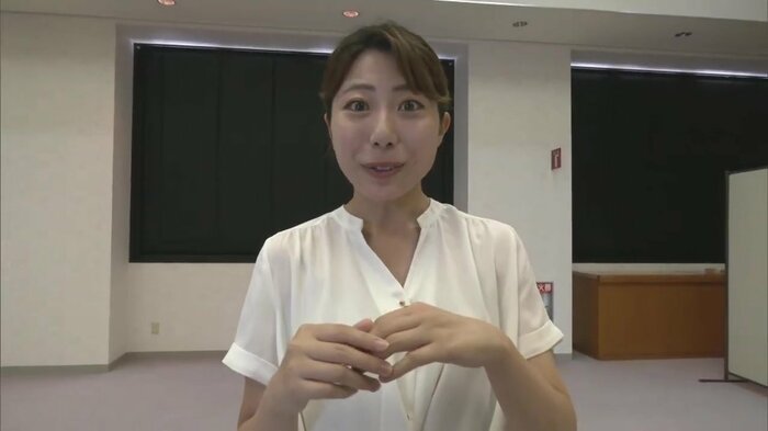 「美郷雪華」が使われたハンドクリームを佐藤アナが体験