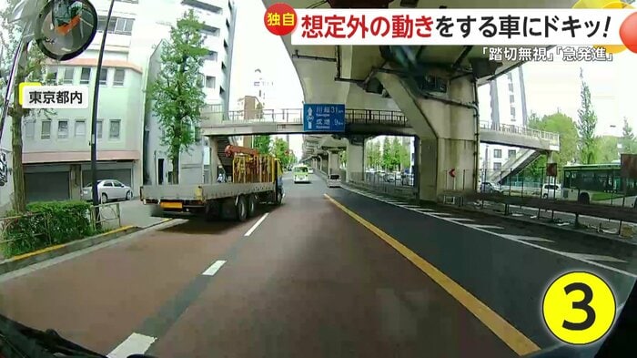 視認して約3秒後に動き出したトラック(FNN投稿サイト「ビデオPost」)
