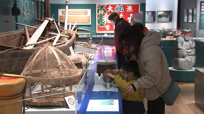 博物館を訪れた親子