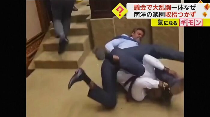 寝そべりながらキックする議員
