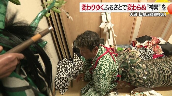 冨永さんが新調した頭をかぶる