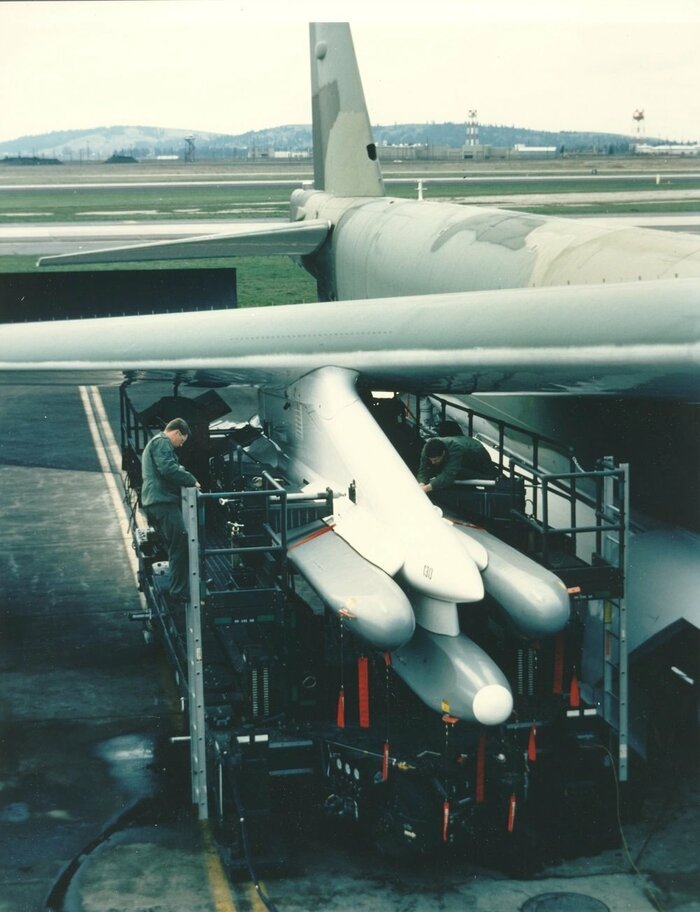 B-52H重爆撃機の主翼の下に取り付けられた射程1000km以上のAGM-86巡航ミサイル(資料画像)