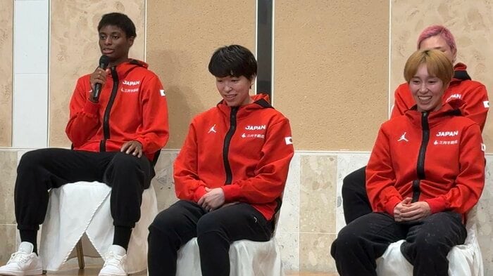 左から馬瓜エブリン、林咲希、宮崎早織(13日、千葉県成田市での会見)