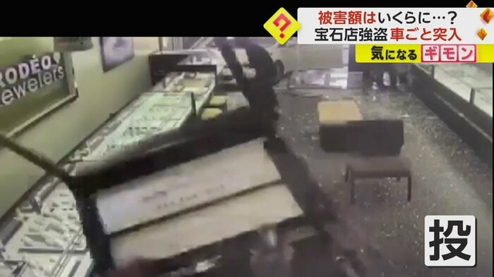 黒づくめの男が椅子を店員に投げつける（La Verne Police Department）