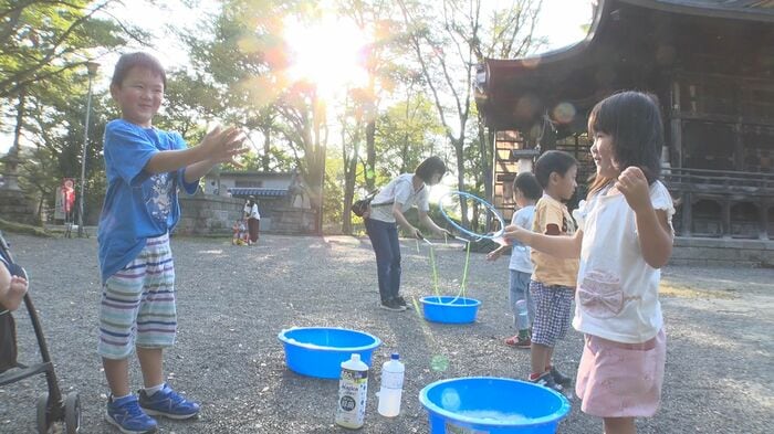 神社の境内で遊ぶ子どもたち