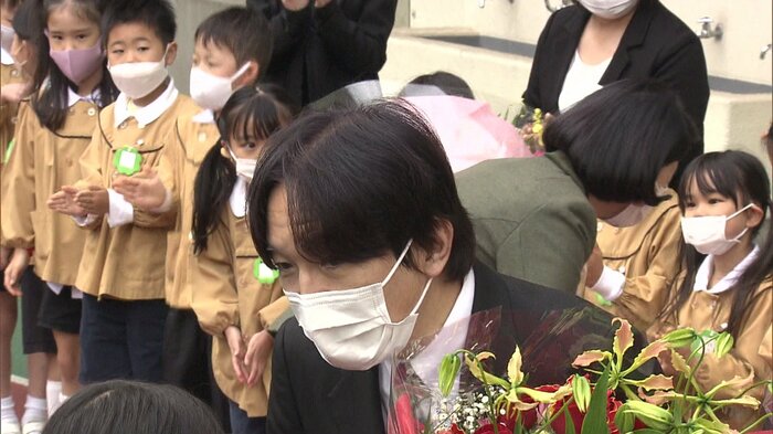 子どもたちに声を掛けられる秋篠宮ご夫妻