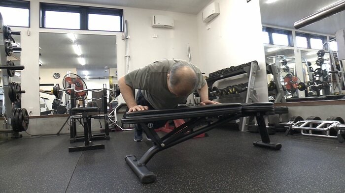 筋トレを始めて「風邪をひかなくなった」と話す70代会員