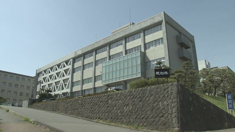児童の胸を踏みつけ暴行を加え、大けがをさせた罪　元小学校講師の被告（46）に懲役1年6カ月、執行猶予4年　差し戻し裁判で有罪判決　弁護側は控訴する方針｜FNNプライムオンライン