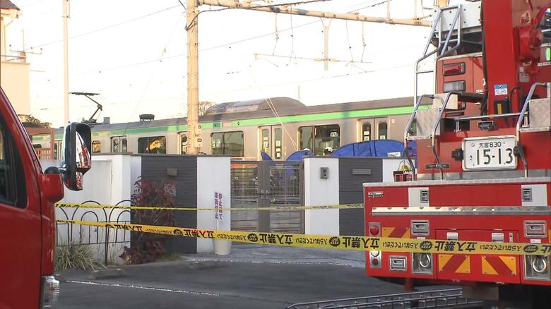 【速報】JR宇都宮線・踏切内で車と列車が衝突し列車が脱線か　車の中からの救出活動続く　東京～宇都宮間の上下線などで運転見合わせ｜FNNプライムオンライン