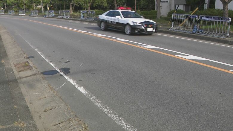 信号無視をして逃走…交通違反繰り返し中央線を越えたバイクがパトカーと正面衝突 男子高校生2人がケガ｜FNNプライムオンライン