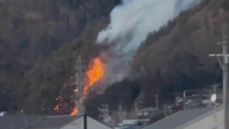 【速報】長野県諏訪市の山林で火災　現在も延焼中　「家の裏の土手が燃えている」と通報　消防車10台出動、消火活動中　住民に避難呼びかけ｜FNNプライムオンライン
