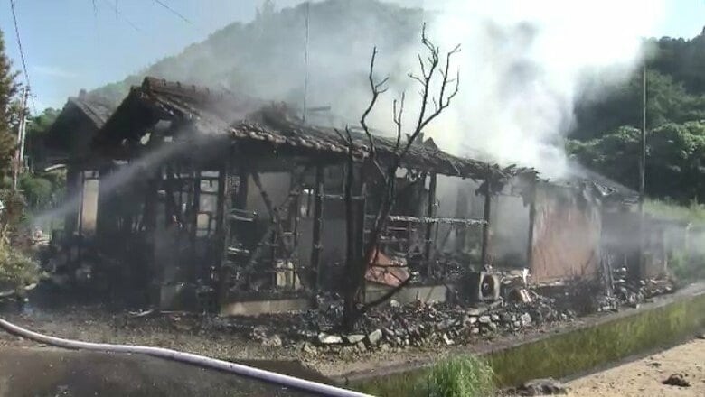 「家が燃えている」住人から通報　木造の平屋住宅を焼く火事　約1時間後にほぼ消し止められる　山口｜FNNプライムオンライン
