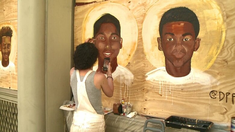 「背中にいきなり銃が・・・」街角に描かれた黒人少年の絵が語りかけること コロナ禍の抗議「命のリスクがあっても参加する」｜FNNプライムオンライン
