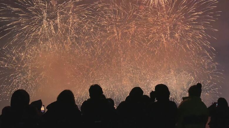 約1万発の花火が晩秋の夜空を彩る　長野市で恒例の「えびす講煙火大会」　約5000席の有料の観覧席は完売｜FNNプライムオンライン