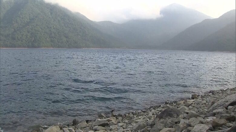 山梨県の本栖湖で男性(25)死亡　SUP中に転落か　水深3メートル湖底で発見｜FNNプライムオンライン