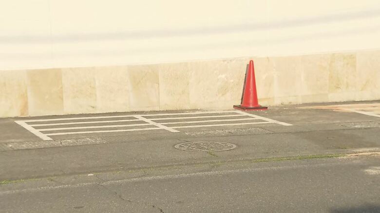 夫（91）が運転の車が店に突っ込む　助手席の妻（84）が死亡　死因は胸部多発外傷　夫は軽傷　アクセルとブレーキ踏み間違えか　道向かいのスーパーの駐車場から市道を横切って外壁に衝突｜FNNプライムオンライン