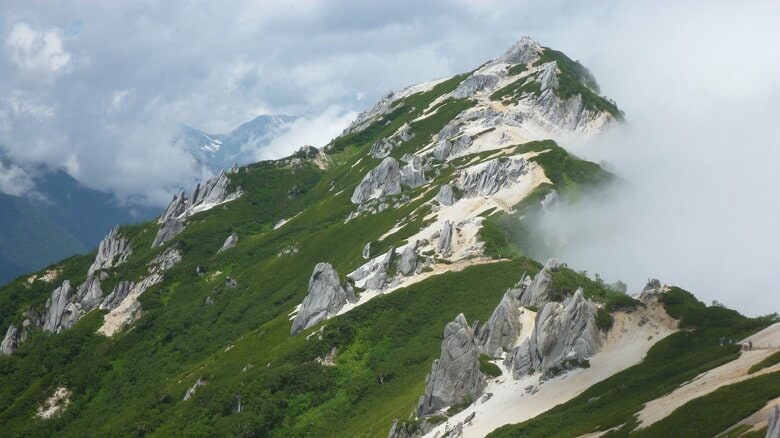夫婦で登山中の74歳女性が転倒し負傷　自力下山も途中で歩行困難になり救助を要請　肋骨を折る重傷　北アルプス燕岳｜FNNプライムオンライン