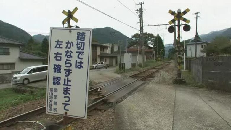 遮断機なしの踏切で列車と衝突　78歳男性が乗った車が約50m引きずられ大ケガ　ドクターヘリで搬送｜FNNプライムオンライン