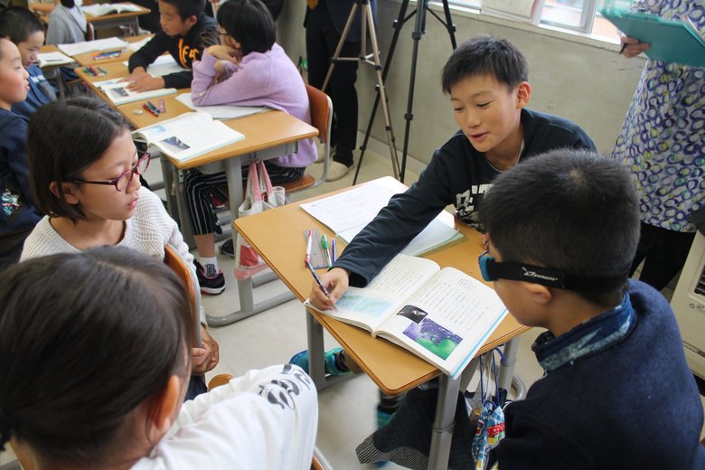 国語の授業でグループによる意見交換(小学校5年生)