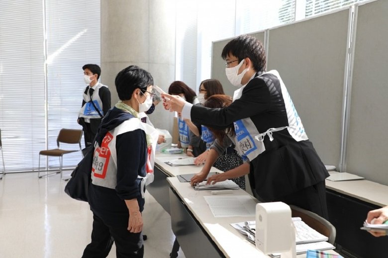 受付でのやり取りの様子