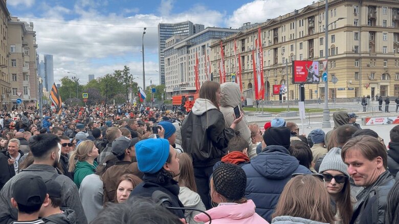 通信が遮断されるなか、戦勝記念パレードを見るため沿道に集まるモスクワ市民（2025年5月）