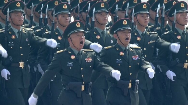 中国の軍事パレード　銃剣の刃がむきだしになっている（9月3日）