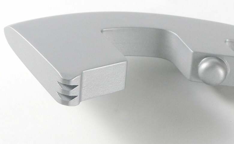 頭のツボ「百会」を刺激できる突起と 肩甲骨の奥まで届く先端部分。(c)円谷プロ