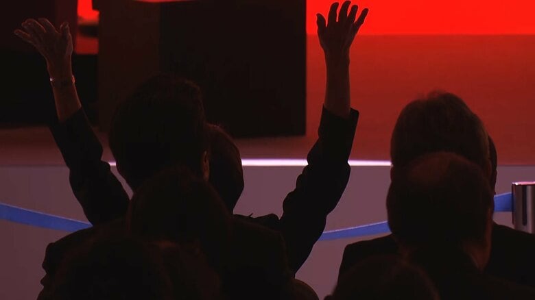 世良さんの歌声に両腕を挙げて答える高市総理